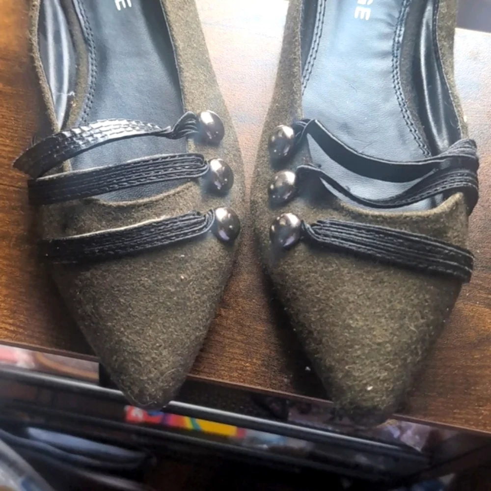 Rampage military industrial pointy toe flats green felt buckle size 8.5